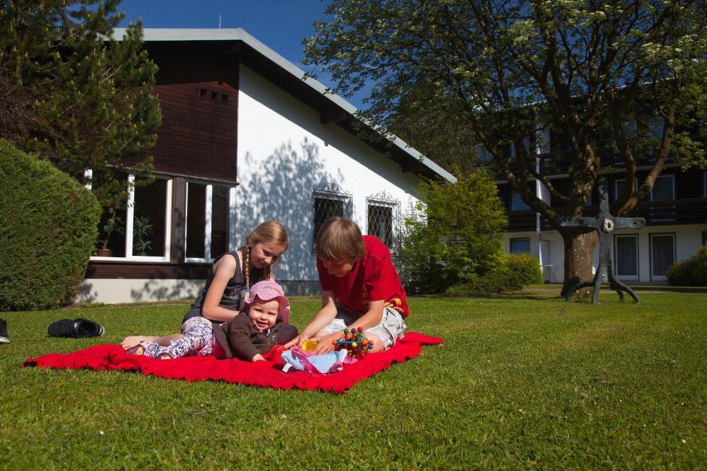 Haus Chiemgau - Kolping-Familienhotel Тайзендорф Екстер'єр фото